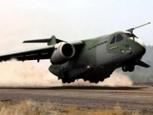 Novo avio cargueiro da Embraer sai de pista durante teste