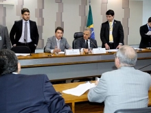 Burocracia e eleio atrasam projetos