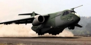 Novo avio cargueiro da Embraer sai de pista durante teste